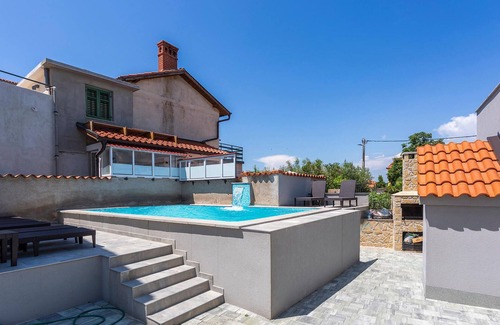 Polje Apartment | On the island of Krk welcomes you this beautiful apartment with shared pool.