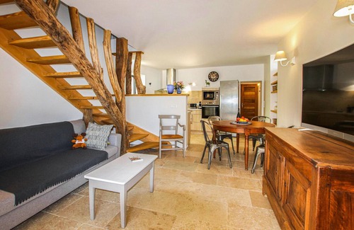 Orgnac-l'Aven House | On the outskirts of the historic village of Orgnac l'Aven, spend a quiet vacation in this charming a