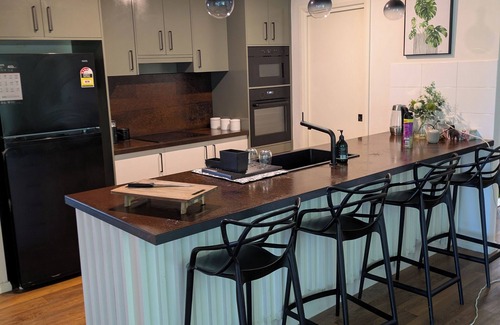 Dubbo House | On the Park. 4 Bedroom Home. Metres from parks and shopping centre.