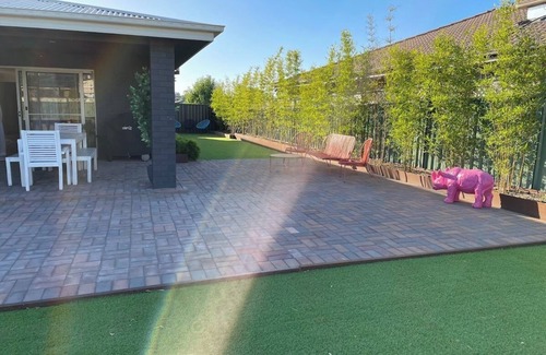 Dubbo House | On the Park. 4 Bedroom Home. Metres from parks and shopping centre.