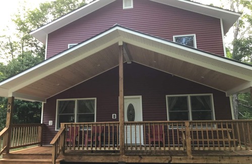 Jeffersonville House | On the trail map! Walk to everything! Sleeps 10!