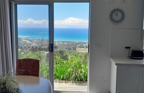 Korora Apartment | ON TOP OF THE WORLD Garden StudionPanoramic Ocean Views, Close to Town & Beaches
