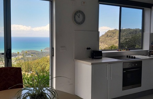 Korora Apartment | ON TOP OF THE WORLD Garden StudionPanoramic Ocean Views, Close to Town & Beaches
