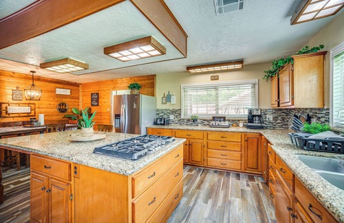 Onalaska House | Onalaska Home w/Game Room, Sunroom & Lake View!