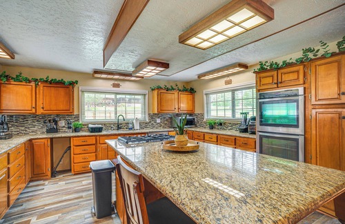 Onalaska House | Onalaska Home w/Game Room, Sunroom & Lake View!