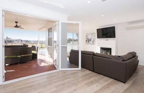 Central Mudgee House | One 8 Four on Market - 4 bed, 2 bath house