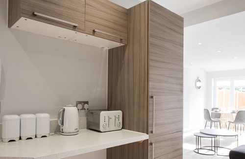 Havering Apartment | One Bed Apartment with Garden and Parking
