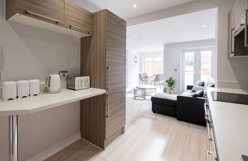 Havering Apartment | One Bed Apartment with Garden and Parking
