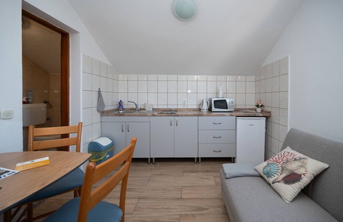 Vrsi Apartment | One bedroom apartment with balcony and sea view Vrsi - Mulo, Zadar (A-3276-a)