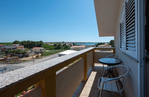 Vrsi Apartment | One bedroom apartment with balcony and sea view Vrsi - Mulo, Zadar (A-3276-a)