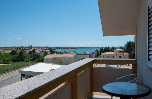 Vrsi Apartment | One bedroom apartment with balcony and sea view Vrsi - Mulo, Zadar (A-3276-a)
