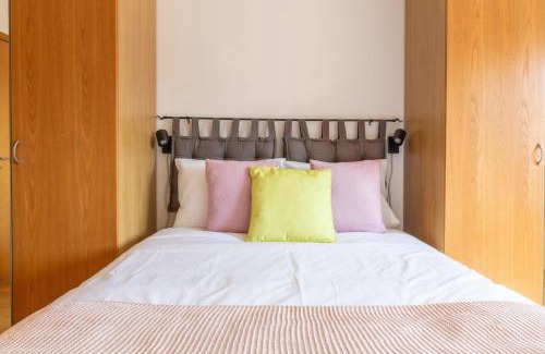 Beato Apartment | One Bedroom Apartment with Stunning River Views and Private Rooftop!