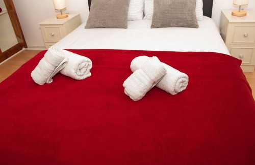 St. Mary's Park Apartment | One bedroom flat in Battersea, free parking!