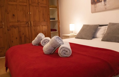 St. Mary's Park Apartment | One bedroom flat in Battersea, free parking!