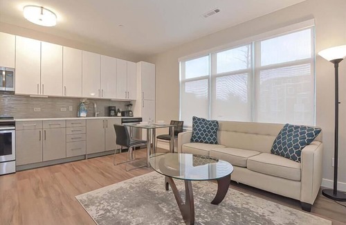 Central-Maverick Square - Paris Street Apartment | One Bedroom | Full Kitchen | Washer/Dryer | Upscale Amenities