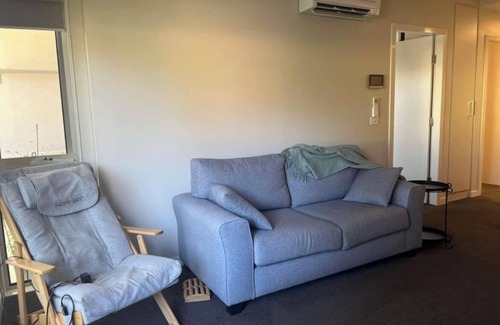 Downer Apartment | One bedroom furnished apartment close to cafe, community centre, tram into town