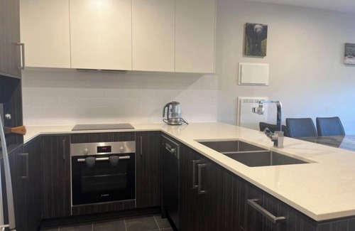 Downer Apartment | One bedroom furnished apartment close to cafe, community centre, tram into town
