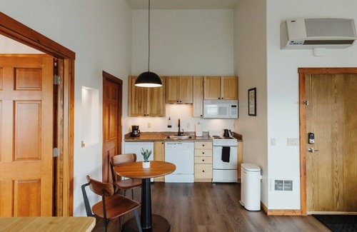 Kalispell Apartment | One Bedroom King Deluxe Suite with Full Kitchen and Washer/Dryer in the Heart of Kalispell, MT