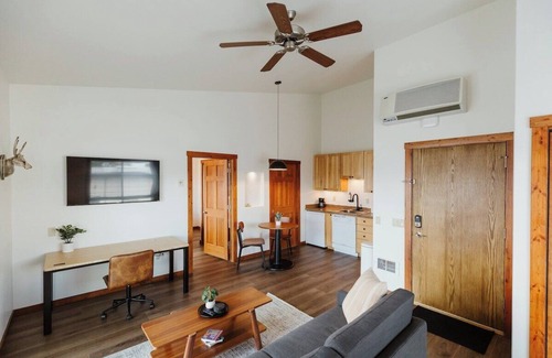 Kalispell Apartment | One Bedroom King Deluxe Suite with Full Kitchen and Washer/Dryer in the Heart of Kalispell, MT
