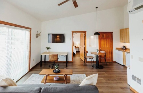 Kalispell Apartment | One Bedroom King Deluxe Suite with Full Kitchen and Washer/Dryer in the Heart of Kalispell, MT
