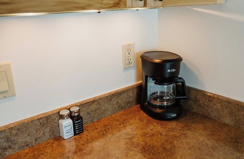 Kalispell Apartment | One-Bedroom King Deluxe Suite with Full Kitchen and Washer/Dryer in the Heart of Kalispell, MT