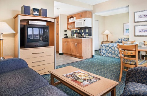 Yachting Village Resort | One Bedroom Standard Luxury Suite, Newport, Rhode Island (1935327)