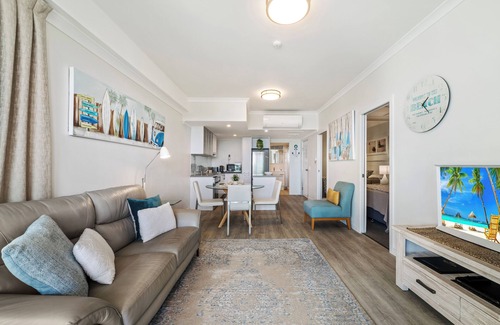 Maroochydore Apartment | One bedroom unit with stunning river views opposite Cotton Tree Park