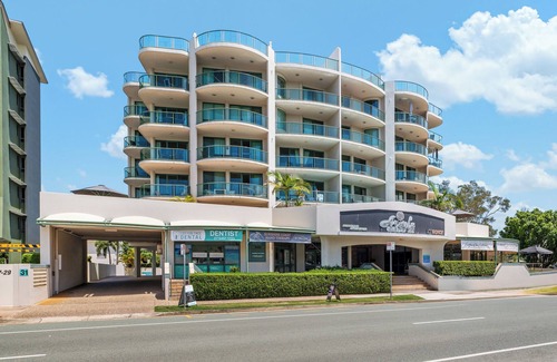 Maroochydore Apartment | One bedroom unit with stunning river views opposite Cotton Tree Park