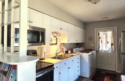 Geneva House | ONE BLOCK from GRAPE JAMBOREE in DOWNTOWN GENEVA!