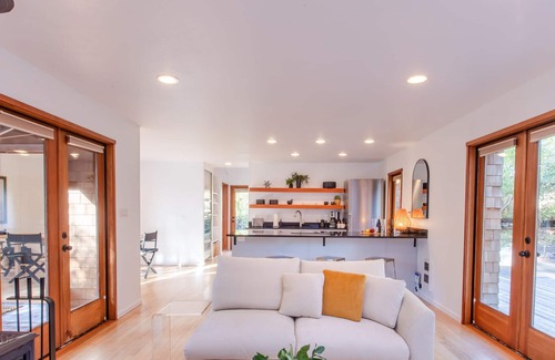 Manzanita House | One level, 2 bedroom, allergen free home. Fully fenced double lot, close to town.