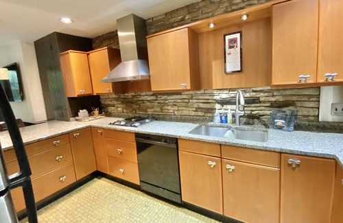 Beachwood House | One-of-a-Kind Shaker Heights Modern Gem