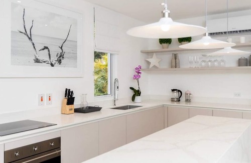 Gibbs Bay Apartment | One Queen's Street YE · Queen's Landing, Brand New Luxury Beachfront Villa