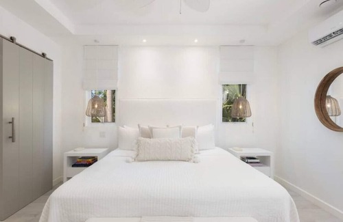 Gibbs Bay Apartment | One Queen's Street YE · Queen's Landing, Brand New Luxury Beachfront Villa