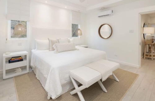 Gibbs Bay Apartment | One Queen's Street YE · Queen's Landing, Brand New Luxury Beachfront Villa