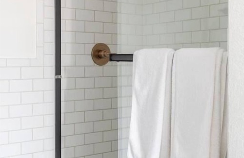 Piedmont Avenue Hotel | One Queen Suite Walking Distance to Downtown Area