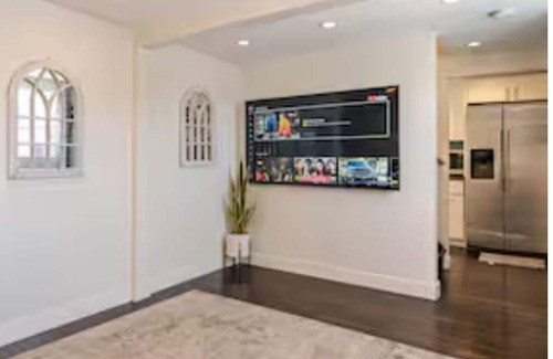 Oakland House | One stop in SF. Free parking and close to everything.