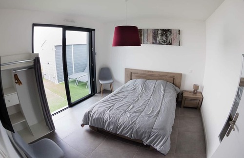 Gavres House | One-storey ocean villa with outdoor spa and sea view