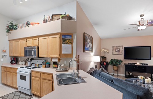 Las Vegas House | ONE-STORY FAMILY OASIS AND SPA - SMALL PET OK