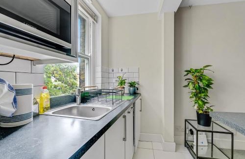 Turnham Green Apartment | Only 1-Min to Tube, 20min to Central London, Tassimo Coffee machine, Rice Cooker, free snacks, Close to Winter Wonderland