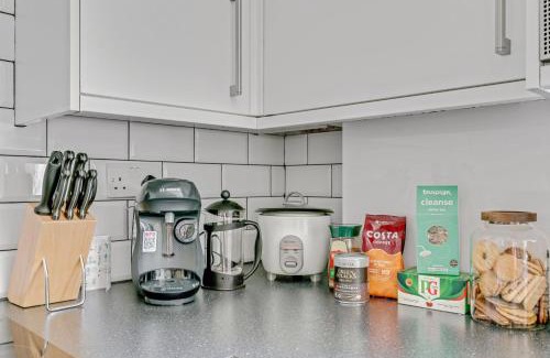 Turnham Green Apartment | Only 1-Min to Tube, 20min to Central London, Tassimo Coffee machine, Rice Cooker, free snacks, Close to Winter Wonderland
