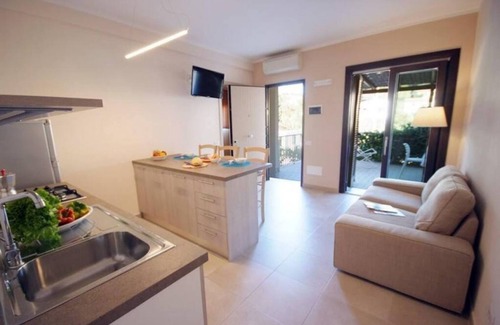 Procchio Apartment | Only 200 m from the main street of Procchio and 600 m from the fine sandy beach. It is located on the mezzanine floor with a separate entrance and a large covered terrace equipped with table and chairs for outdoor dining.