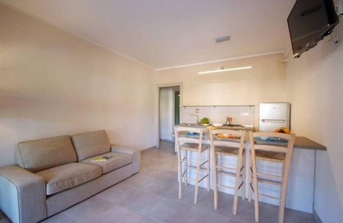 Procchio Apartment | Only 200 m from the main street of Procchio and 600 m from the fine sandy beach. It is located on the mezzanine floor with a separate entrance and a large covered terrace equipped with table and chairs for outdoor dining.