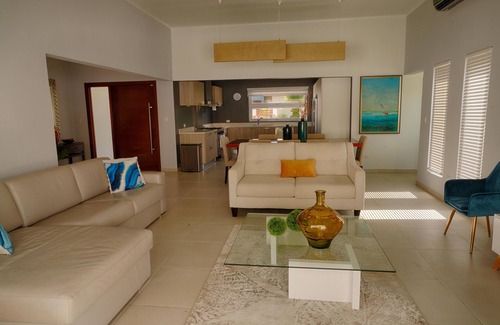 Esmeralda Villa | Only 5 minutes from the beach in a great neighbourhood