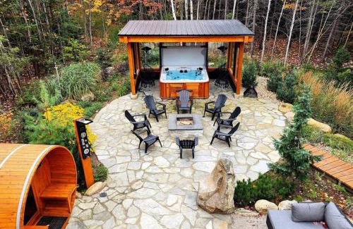 Petite-Riviere-Saint-Francois Ski Chalet | ONNEA - Magical Chalet with Stunning Views, Sauna & Hot Tub