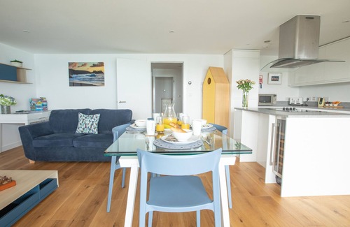 Newquay Cottage | ONSHORE 6 - NEWQUAY TOWAN BEACH VIEW, family friendly in Newquay