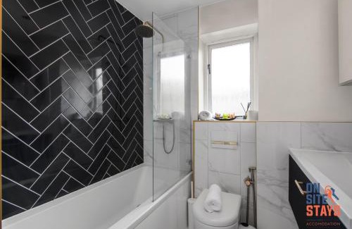 Downham Apartment | OnSiteStays - EARLY CHECK IN AUGUST - Modern 3 bed House, 2 x Parking, Garden, WIFI & dishwasher