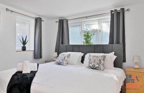 Hillside Apartment | OnSiteStays - Tranquil 2 Bedroom Apartment with Large Kitchen, Private Garden near Wimbledon Station