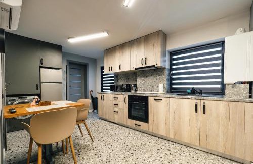 Three Oaks Apartment | Onyx Studios by Ben Apartments Free Private Parking