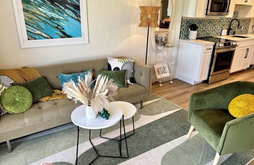 Lake Havasu City Condo | Ooh LaLa! Newly Listed Queens Bay All-Season Resort. On the Greens w/lake view