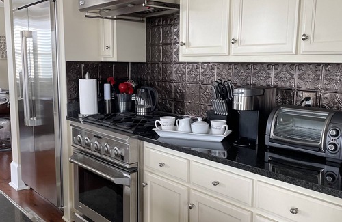 Radcliffeborough Condo | Open And Airy Penthouse Apartment 4 Blocks From Upper King Street !n